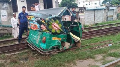 2 siblings killed as train hits auto-rickshaw in Brahmanbaria