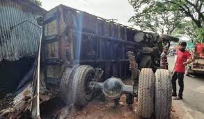 Three killed as truck hits rickshaw on Cumilla highway