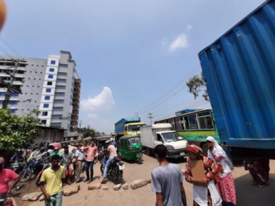 Unpaid' ''Style Craft' 'garment workers block road in Gazipur