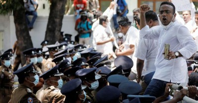 Sri Lankan cabinet resigns as crisis protesters defy curfew