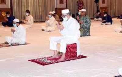 President Hamid offers Eid prayers at Bangabhaban